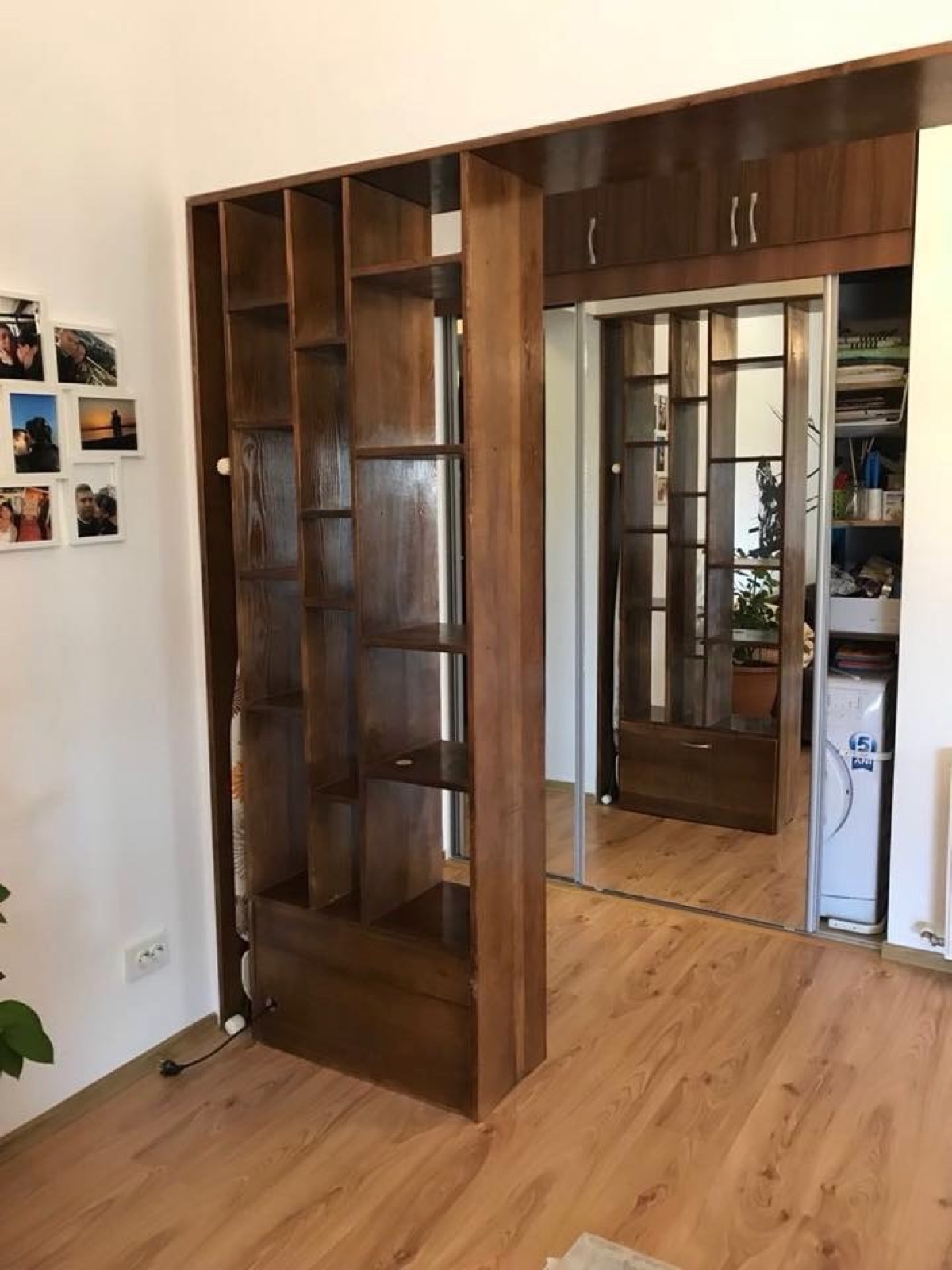 Mobilier de trecere cu rafturi și corpuri închise