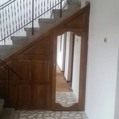 Dulap din lemn realizat la comandă sub scară