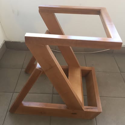 Măsuță din lemn cu structură geometrică realizată manual