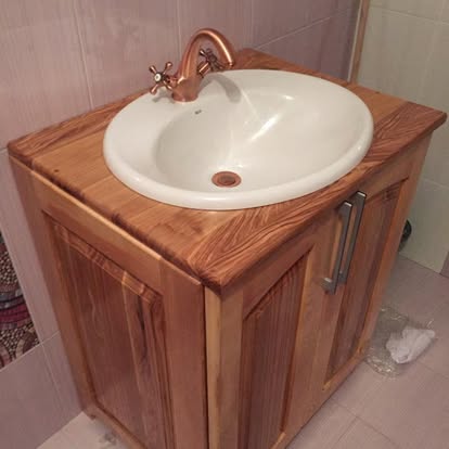 Mobilier de baie din lemn masiv, realizat pentru lavoar