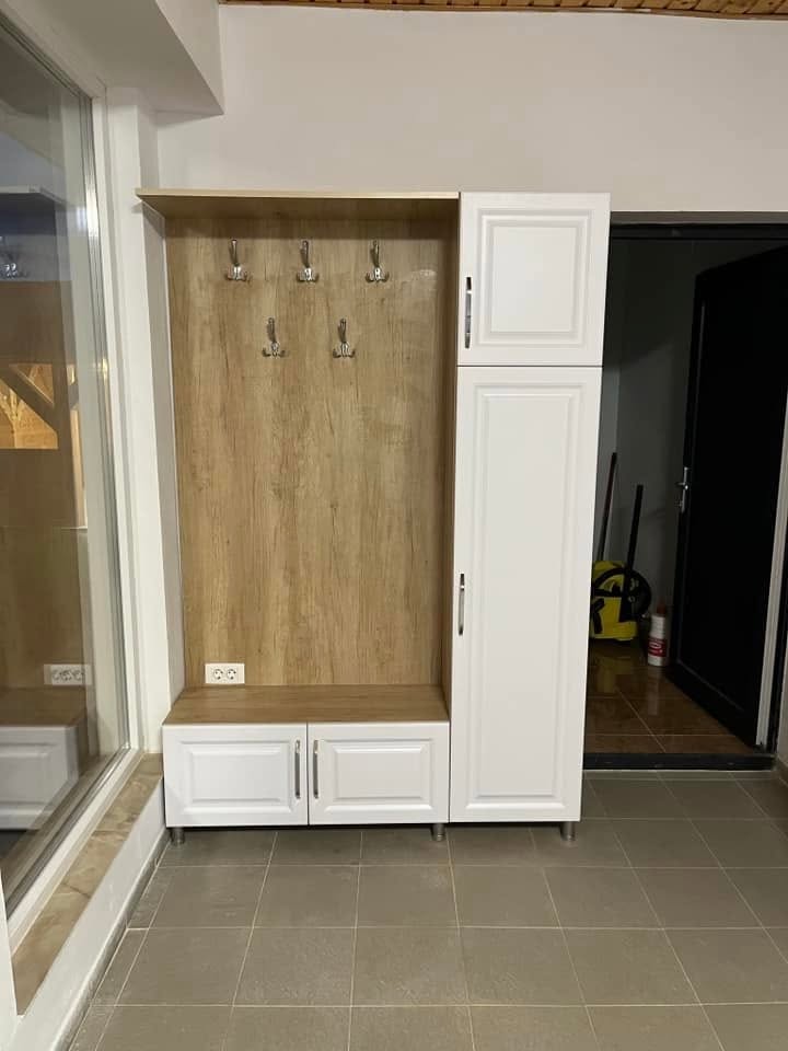 Mobilier de hol realizat pentru un client