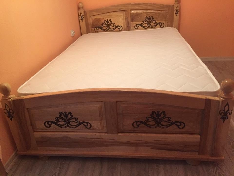 Pat din lemn masiv cu tăblie și detalii decorative sculptate