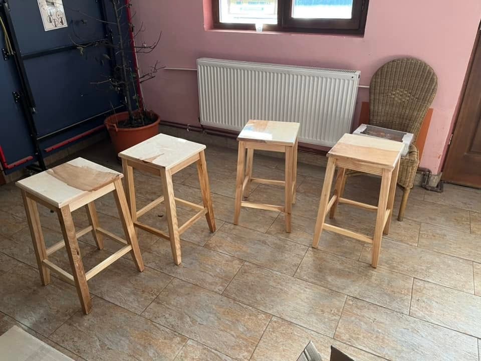 Set de taburete din lemn realizate în atelier
